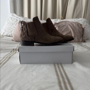 Steve Madden Women’s Brown Suede Chukka Chelsea Boots